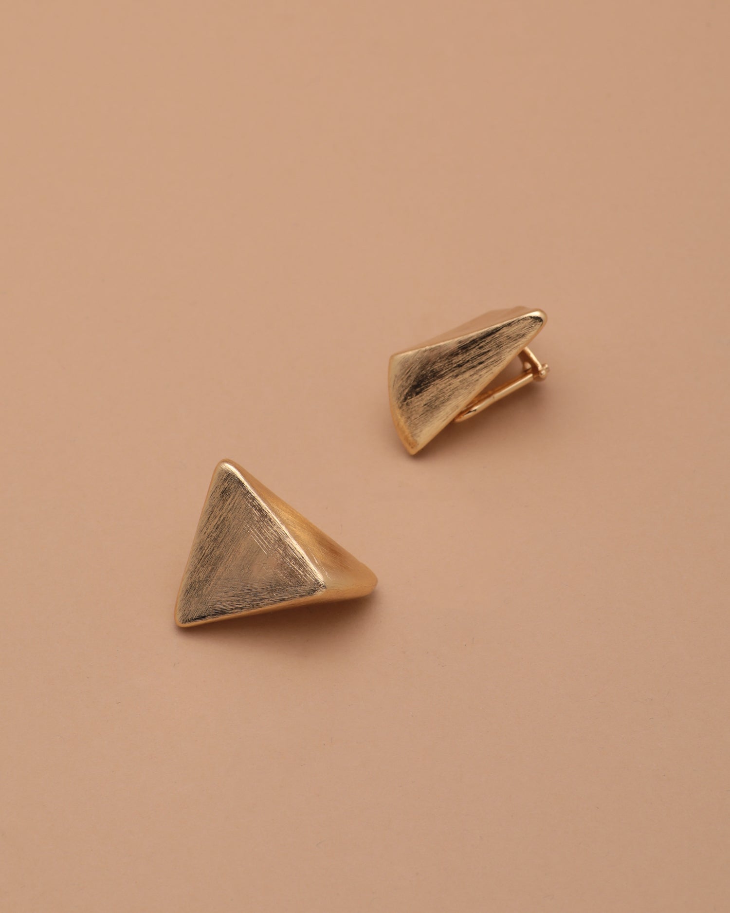 EARRINGS TRIANGLE SMALL